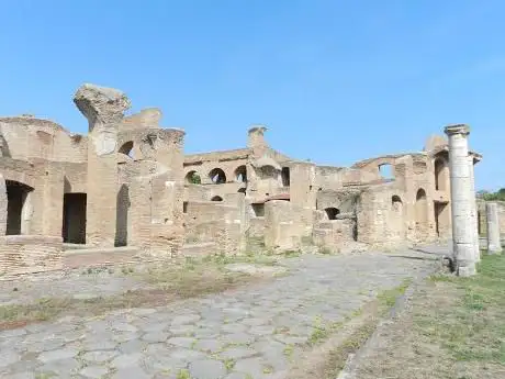 Photo de Caseggiato di Serapide  Terme dei Sette Sapienti, Insula degli Aurighi - Scavi di Ostia Antica