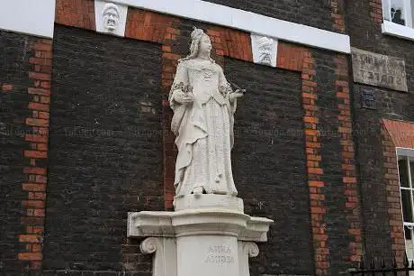 Photo de Statue of Queen Anne Queen Anne's Gate