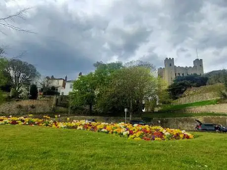 Photo de Rochester Castle Terraced Gardens