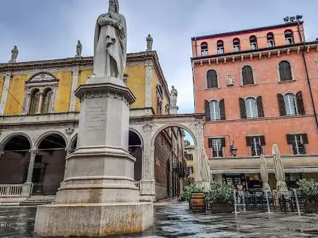 Statua di Dante Alighieri