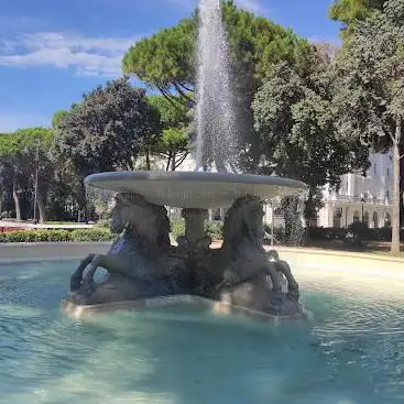 Photo de Fountain of the four horses