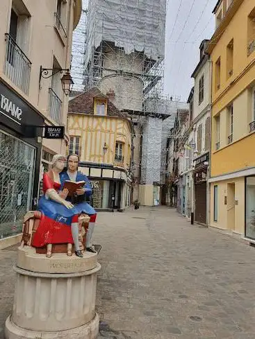 Statue de Nicolas Retif de la Bretonne