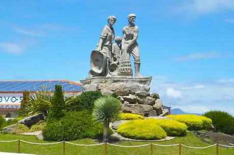Monumento A La Familia Mariscadora