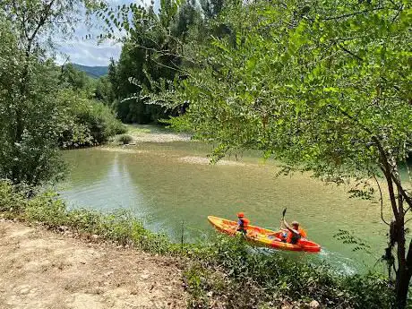 Photo de Escursione in canoa Gola del Furlo