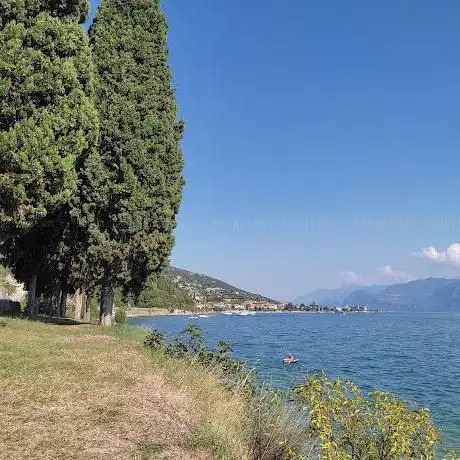 Photo de Torri del Benaco spiaggia