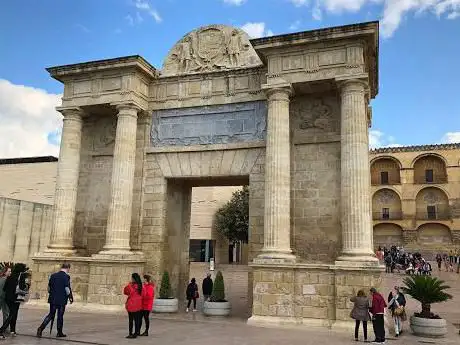 Photo de Puerta del Puente o Arco del Triunfo