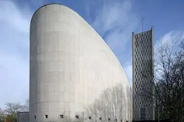 Sankt Gregorgius Kirchplatz (gut für street skating)