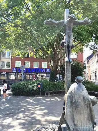 Stunning cross statue