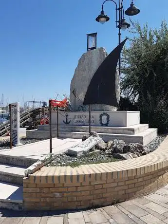 Photo de Monumento ai Marinai