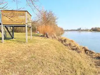 Photo de Vogelbeobachtungsturm Flachwasserzone