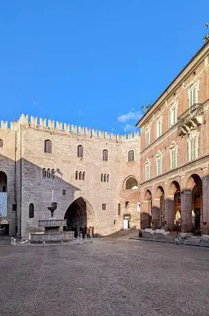 Photo de Piazza of Comune