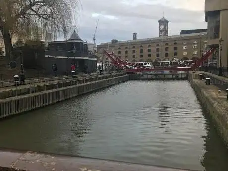 Photo de St. Katharine Docks Drawbridge & Locks
