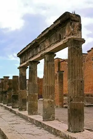 Photo de Building of Eumachia