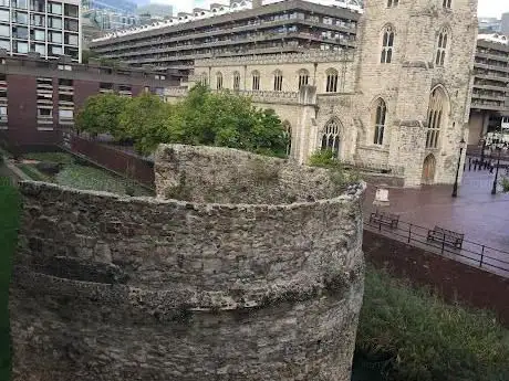 Photo de City Walls and Tower