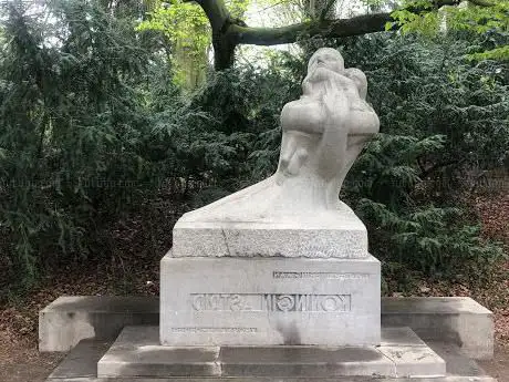 Monument Koningin Astrid - Vrouw en moeder door beeldhouwer Georges Minne