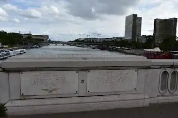 Plaque à la mémoire des aviateurs français morts dans la Seine (03/10/1943) sur le Pont de Tolbias