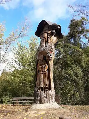 Photo de Templario Tallado en Arbol