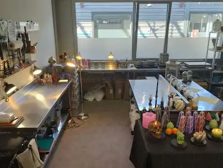 Photo de Capitaine Flamme atelier et vente en boutique et sur internet de bougies artisanales & travail de la cire.