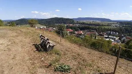 Aussichtspunkt mit Sitzbänken und Feuerstelle