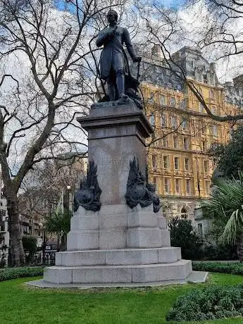 Photo de James Outram Statue