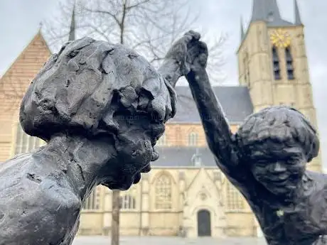 Beeld van Francien Maas Hulde aan de thuisverpleging