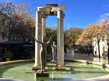 Photo de Modern statue and fountains by the sculptor Martial Raysse