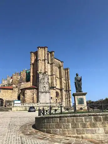 Photo de Iglesia de San Pedro (ruinas)