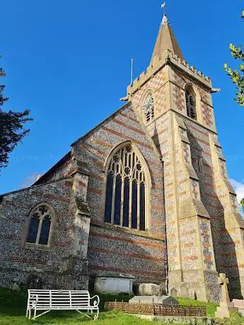 Photo de Holy Trinity Church Colden Common