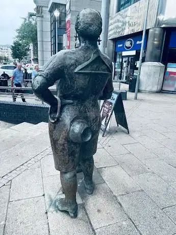 Photo de Monument to the Unknown Woman Worker