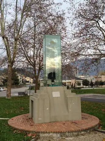 Photo de Monumento ai caduti della 46 brigata Aerea sul Monte Javello