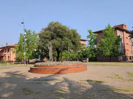 Photo de Giardino di Piazza Aldo Moro