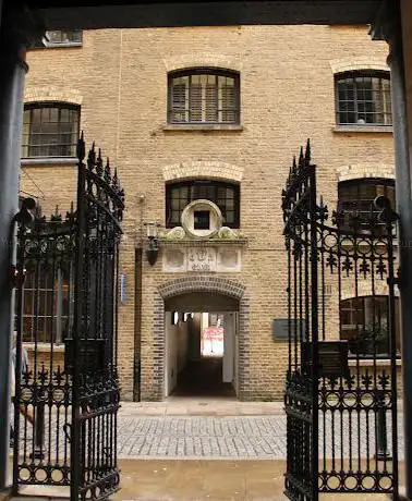Photo de Shad Thames Historical Wharf Bridges
