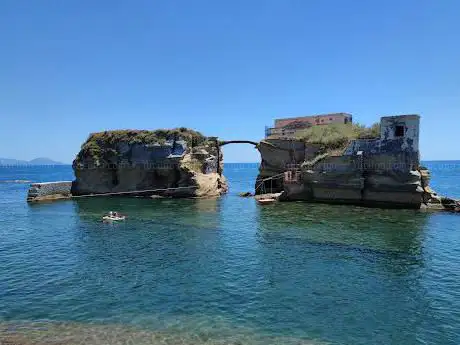 Photo de Spiaggia della Gaiola
