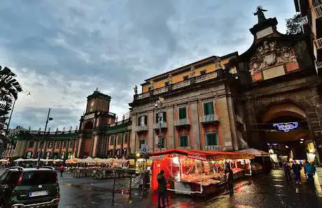 Photo de Tourist Point Piazza Dante