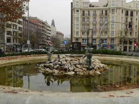Photo de Fuente de la Plaza de ChamberÃ