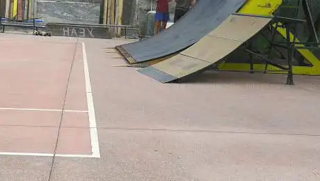 Photo de parco attrezzato per lo skateboard