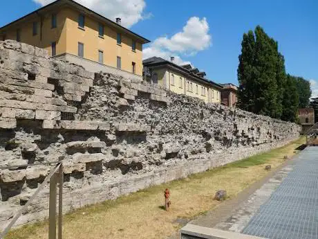 Resti torre angolare romana