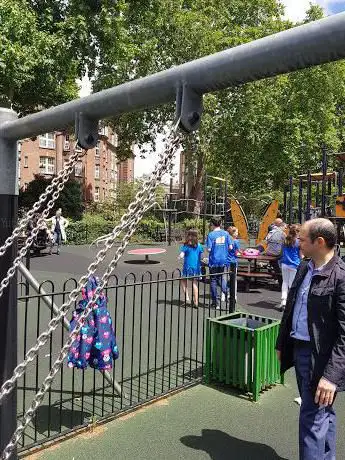 Photo de St Luke's Playground
