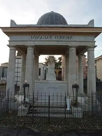 Photo de Tomb Of Nicolo Paganini e Ilibrando Pitzeti