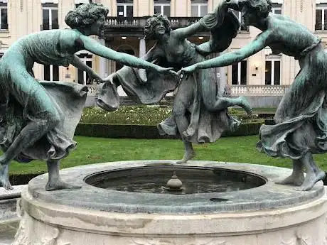 De dansende nimfen (3 beelden en 1 fontein)