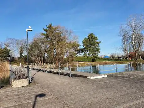 Photo de Park im Grünen - Springbrunnen