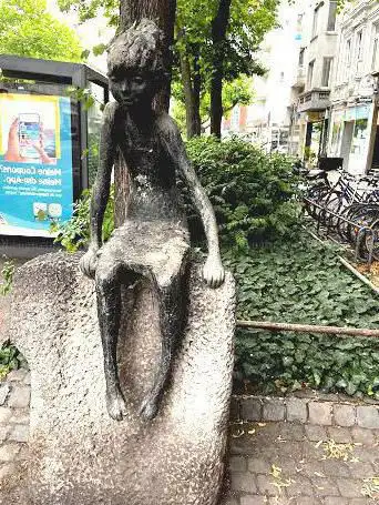 Mädchen auf der Mauer