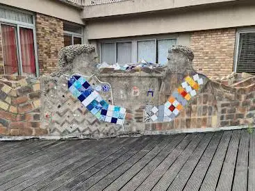 Mur sculpté en briques et grès émaillé