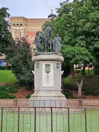 Photo de Monumento a la Reina Isabel I la Católica