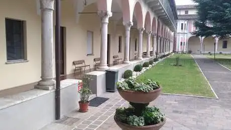 Photo de Church of the Holy Cross