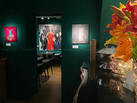 Guzmán Gallery Art & Drinks