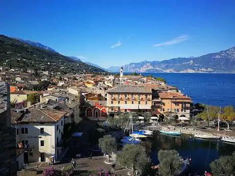 Lungo lago Torri del Benaco