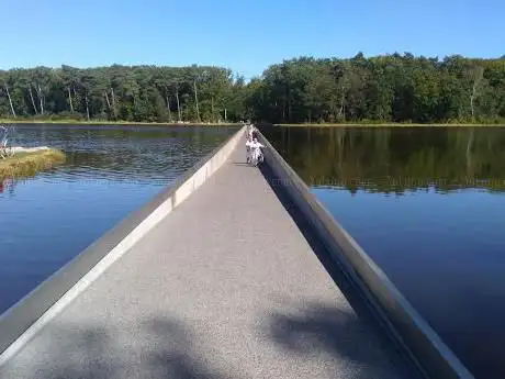 Uitkijk huisje fietsen door het water