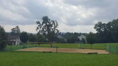 Volleyball-Feld mit Spielwiese