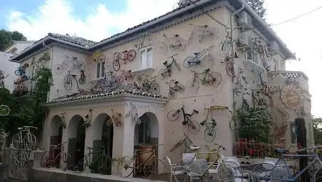 Photo de Fachada casa decorada con bicicletas